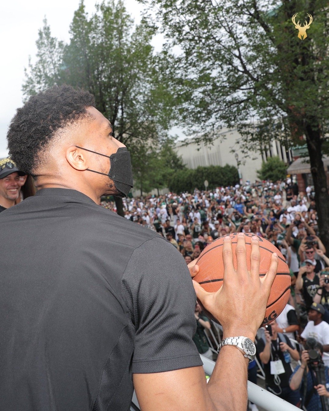 密尔沃基雄鹿主帅放话：世界杯预选赛半决赛必胜本菲卡，肖若腾冷笑回应的简单介绍